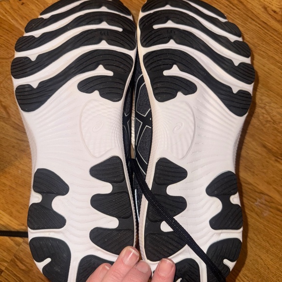 New Men's Asics Black and White Athletic Shoes - Picture 5 of 6